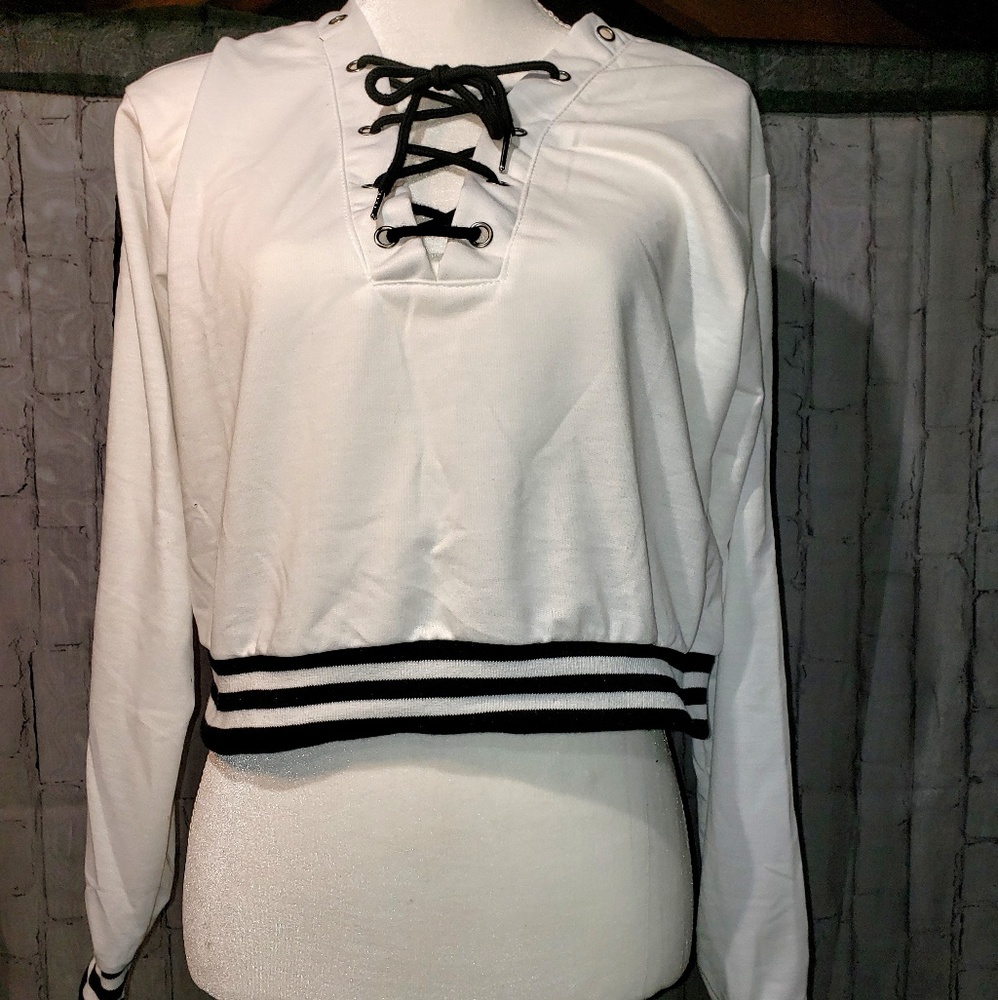 🖤Black & White lace-up top🖤 Fits size M-L